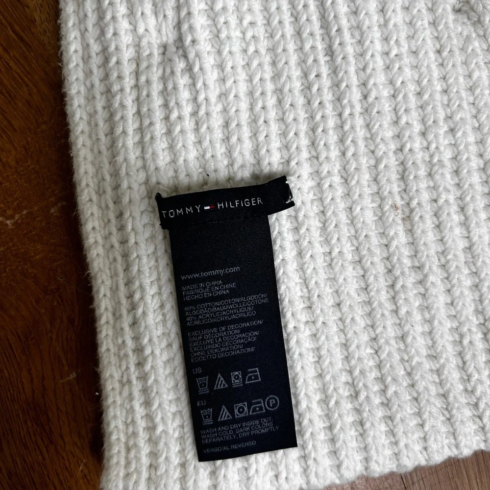 Tommy Hilfiger White Knit scarf with Gold Button